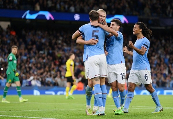 El pibe de Calchín se sumó al festejo con Stones, Haaland y Nathan Ake. (Foto: Getty).