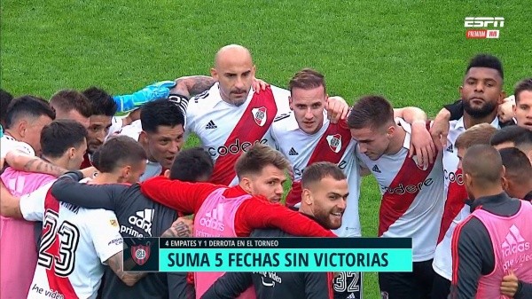 El plantel unido cuando terminó el partido en el Bajo Flores.