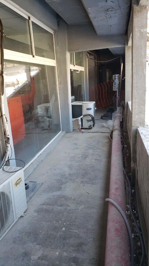 Vista de uno de los pasillos por donde pasarán los jugadores al salir del vestuario local que luego desemboca en el tunel único.