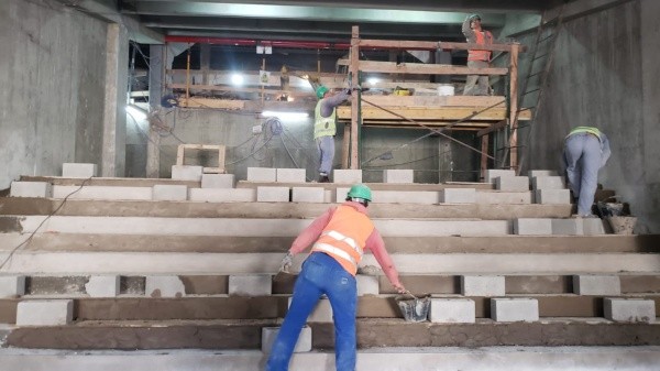 La parte de atrás del hall central en plena construcción, donde se unirán los pasillos de los vestuarios.