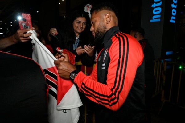 Los hinchas en Santa Fe, enloquecidos por el Millonario (Foto: Prensa River)