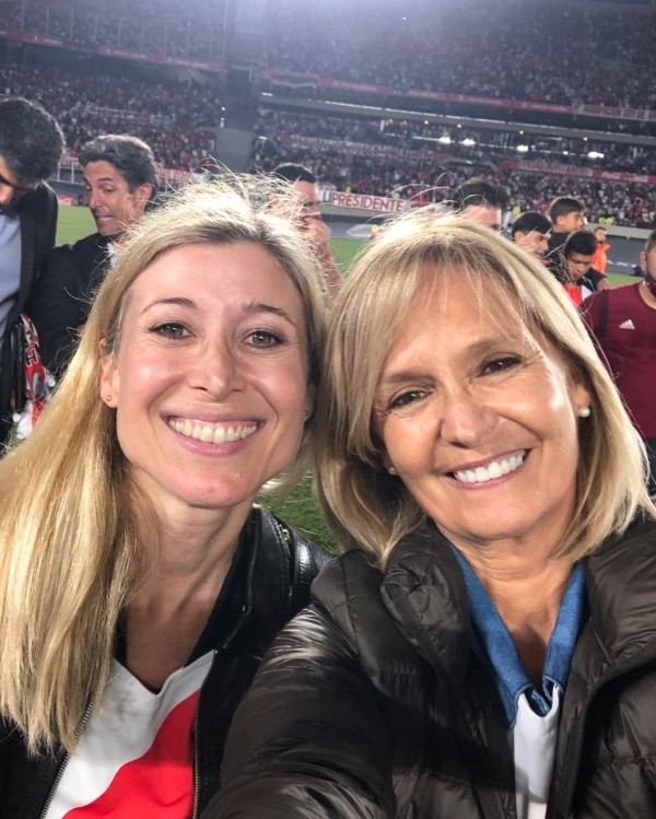 Mariela Arangio junto a Sandra Rossi en pleno festejo en el Monumental