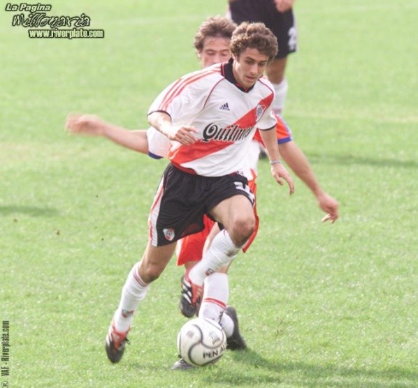 Aimar en acción en un partido ante Argentinos Juniors del Apertura 2000.