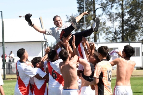 El festejo del plantel junto al entrenador Pablo Fernández (Foto: @RiverClub1901)