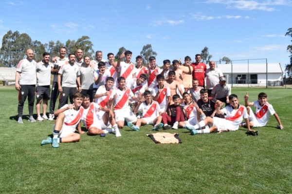 El plantel y cuerpo técnico campeón en Novena División (Foto: @RiverClub1901)
