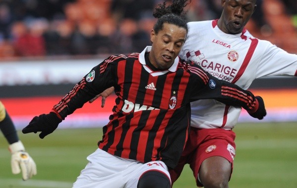 Nelson Rivas mano a mano con Ronaldinho (Foto: Getty)