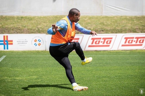 De la Cruz en acción con la camiseta de la Celeste. (Foto: @AUFOficial).