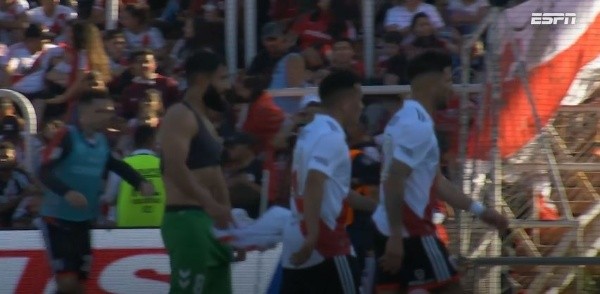 Fekir se fue con la camiseta de González Pirez en la mano. (Foto: Captura TV).