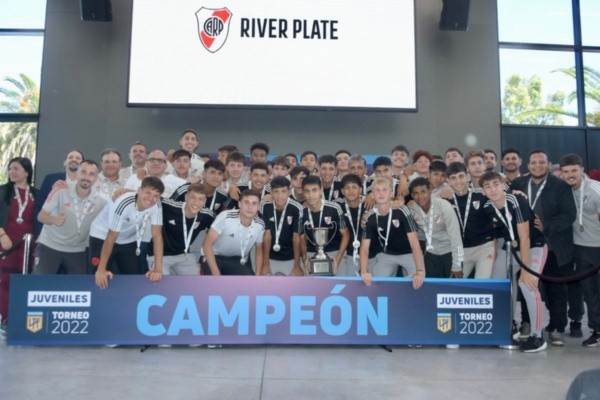 La Octava y su primer título juvenil (Foto: Prensa River)