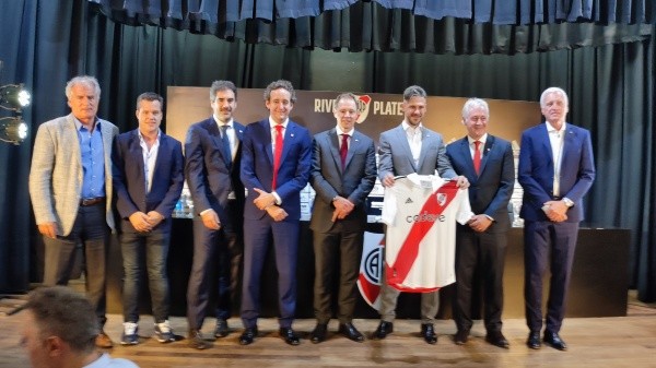 La bienvenida de la dirigencia al nuevo DT de River (Foto: LPM)