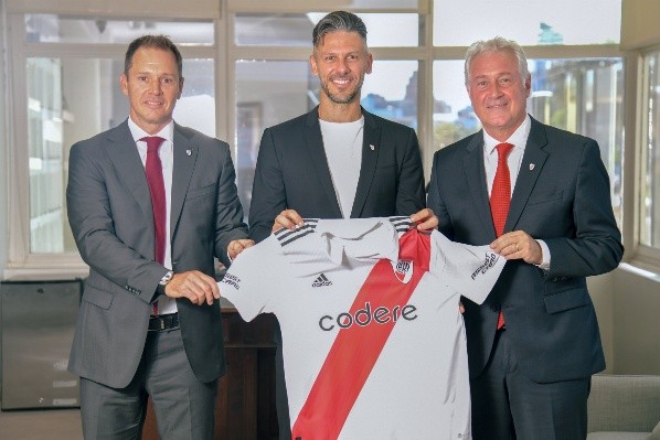 Demichelis junto a Brito, Patanian y el Manto Sagrado (Foto: Prensa River)