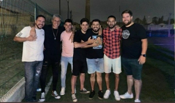 La foto que subió Enzo, dejando ver su cabellera rubia.