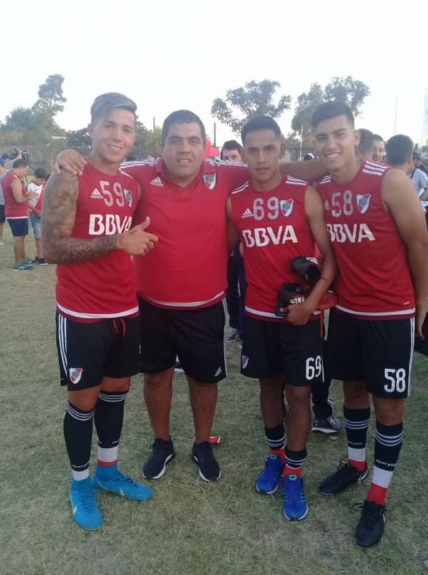 Pablo Esquivel junto a Enzo Fernández y sus compañeros de la 2001 de River
