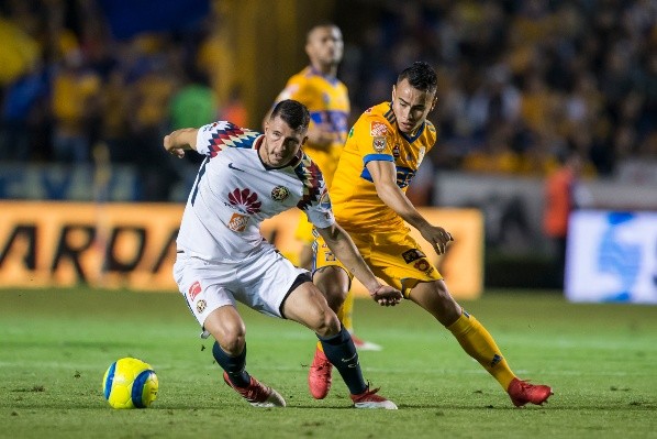 Zelarayan marcando a Guido Rodríguez, un ex River, en México. (Foto: Getty).