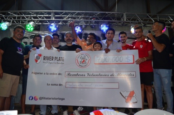 El cheque que donó la Filial Mercedes para los Bomberos Voluntarios de la zona.