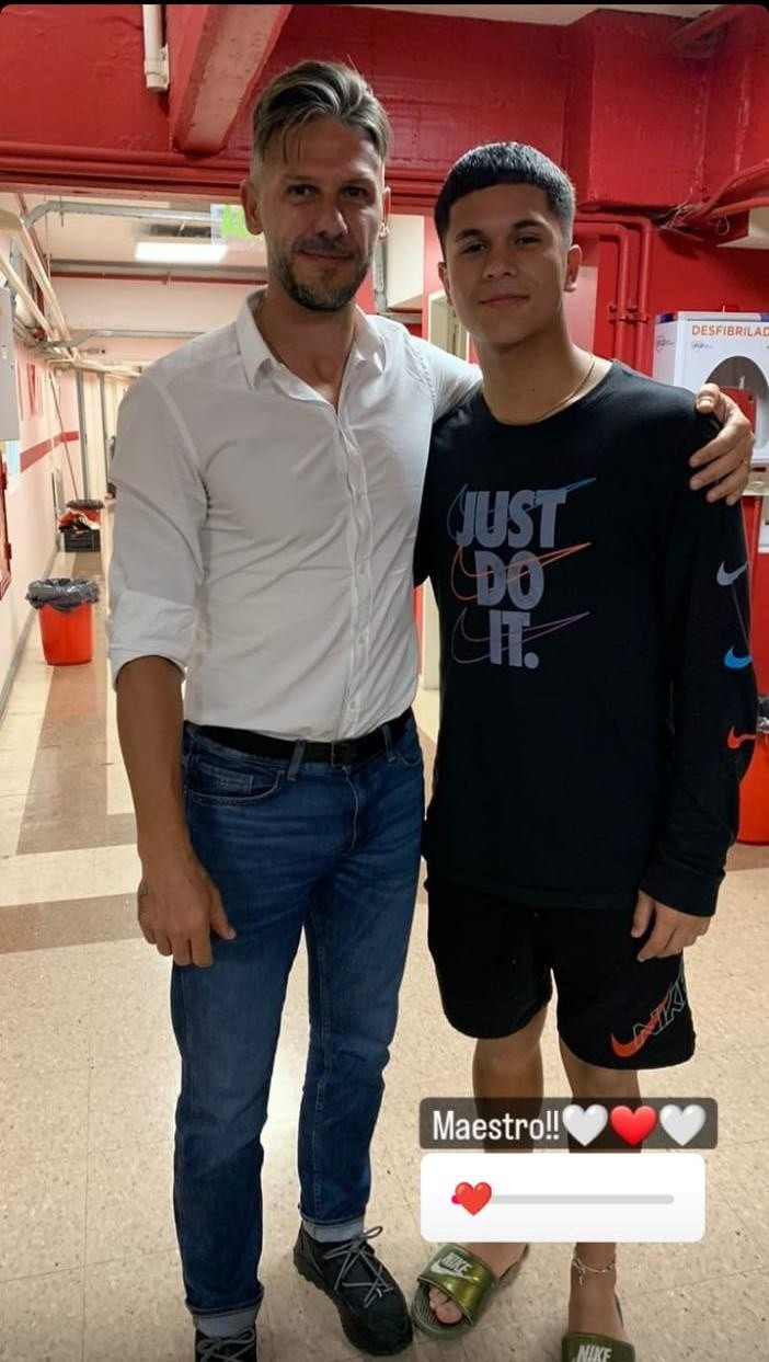 Martín Demichelis junto a Lisandro Tejada, arquero de la Séptima División