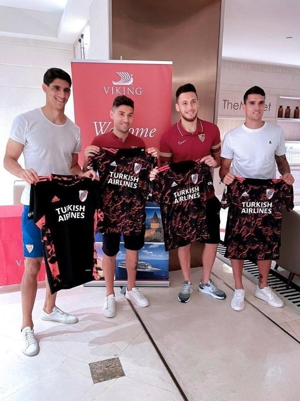 River les regaló una camiseta a Bono, Montiel, Ocampos y Lamela. (Foto: Prensa River).