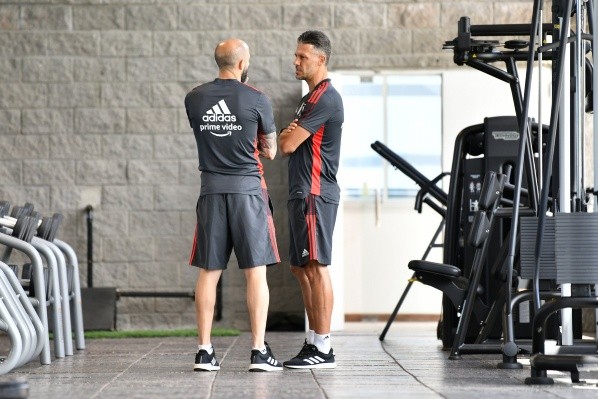 Demichelis y Javier Pinola, uno de sus ayudantes, en acción. (Foto: Prensa River).