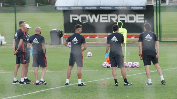Micho y su cuerpo técnico en acción en River Camp.