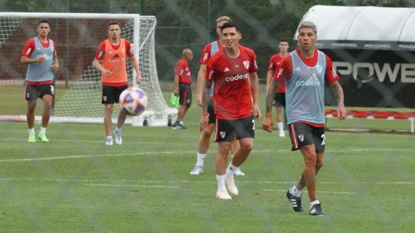 Enzo junto a Kranevitter en su primera práctica en el Millo.
