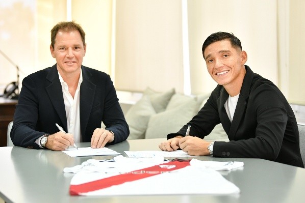 Kranevitter firmó su contrato junto al presidente Jorge Brito. (Foto: Prensa River).