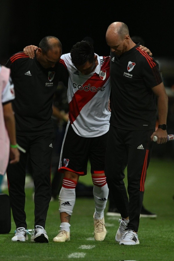 Así lo retiraron al mediocampista de la cancha. Foto: La Página Millonaria / Diego Haliasz.