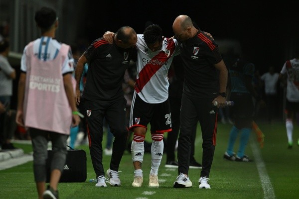 Así lo retiraron a Krane de la cancha. (Foto: La Página Millonaria/Diego Haliasz)