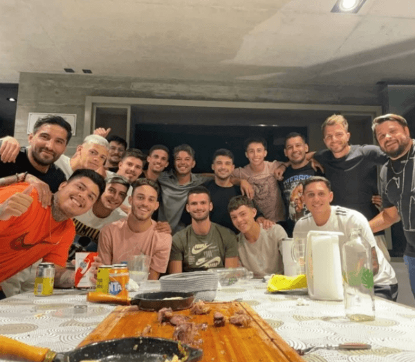 Todos los que dijeron presentes en el asado en casa del Muñe.