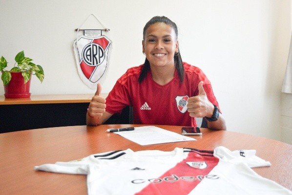 Agustina Vargas, mediocampista categoría 2001, es una de las jugadoras que renovó su contrato: (Foto: Prensa River).