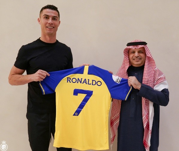 La foto oficial de CR7 posando junto al jeque dueño del Al Nassr.
