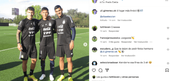 Giménez junto a Lisandro Martínez y el Cuti Romero en la Selección.