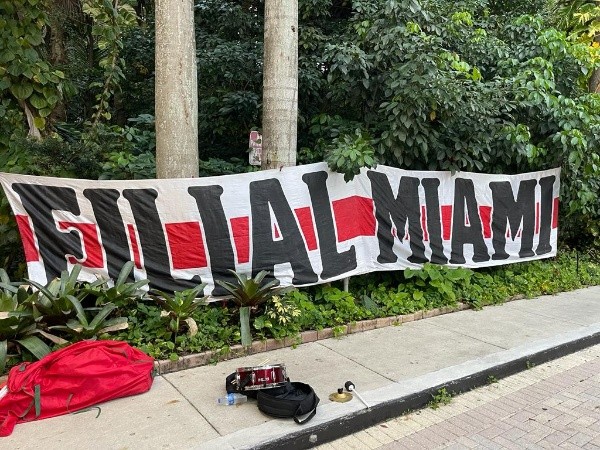 El trapo de la Filial Miami en la puerta del hotel (Foto: LPM)