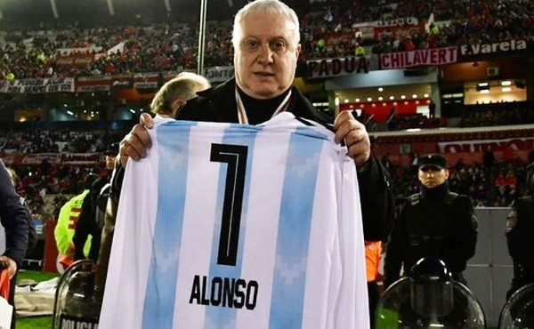 El Beto con la 1, casaca que utilizó cuando fue campeón del mundo en 1978 (@RiverPlate)