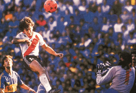 El salto inmortal del Beto para cabecear la famosa pelota naranja en la Bombonera (Archivo)