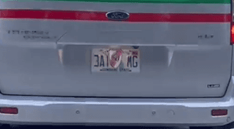 La patente trasera de la camioneta más gallina de todas.