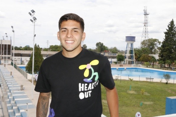 Las fotos oficiales de López Muñoz en su presentación en el Tomba. (Foto: Prensa Godoy Cruz).