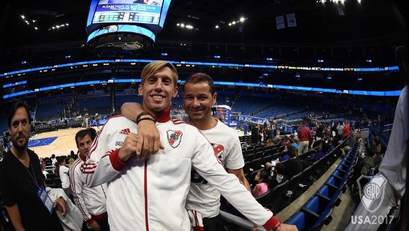 Iván Rossi y Rodrigo Mora en el estadio de Orlando Magic en 2017. (Foto: prensa River)