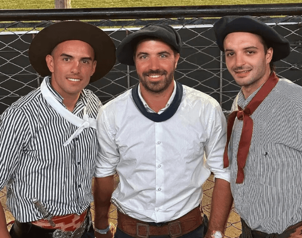 Enzo Díaz aún acostumbra a vestir de gaucho cuando viaja a su pueblo o asiste a festivales de campo.