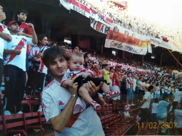 Hernán junto a uno de sus hijos en el Monumental (Twitter Hernán Santarsiero)