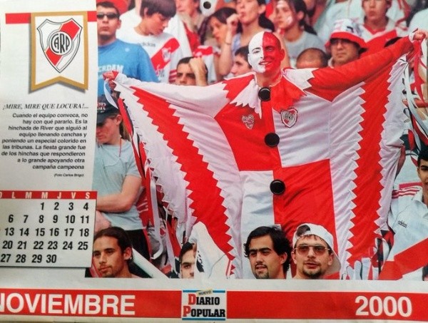 Hernán vestido de pájaro alentando a River (Diario Popular)