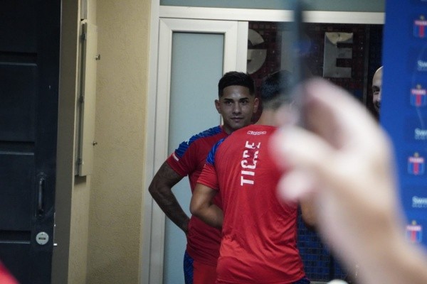 Pomelo Vera ya luce la ropa del Matador. (Foto: Agus_Nunes1).