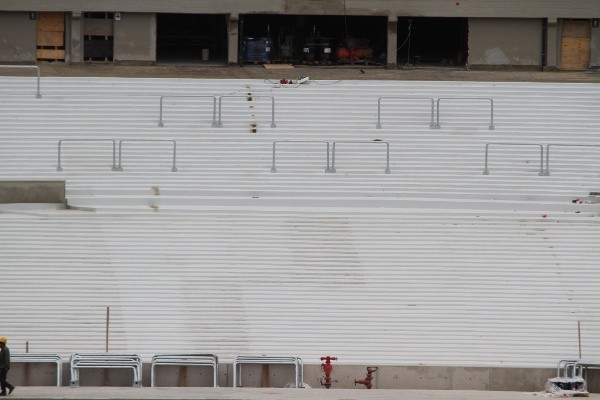 Los primeros paravalanchas en la nueva popular de la tribuna Centenario (Foto: LPM)