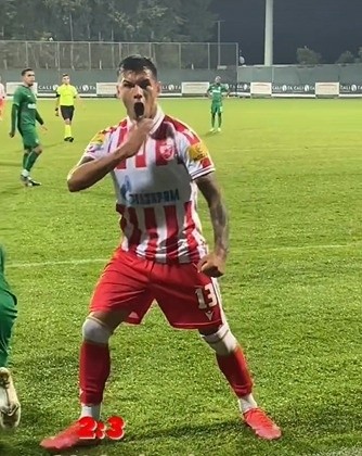 Así festejó Vigo su primer gol en Serbia, con un grito desaforado frente a la cámara.