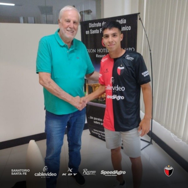Galván junto a José Vignatti, presidente de Colón, al momento de la firma del contrato. (Foto: Prensa Colón).