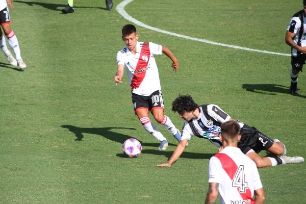El Diablito en acción, desparramando rivales. (Foto: La Página Millonaria / Ubaldo Kunz).