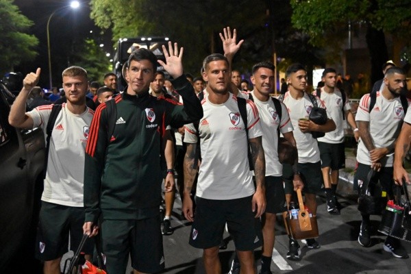 El plantel se sacó fotos con los hinchas en Santiago y firmó autógrafos al llegar. (Foto: Prensa River).