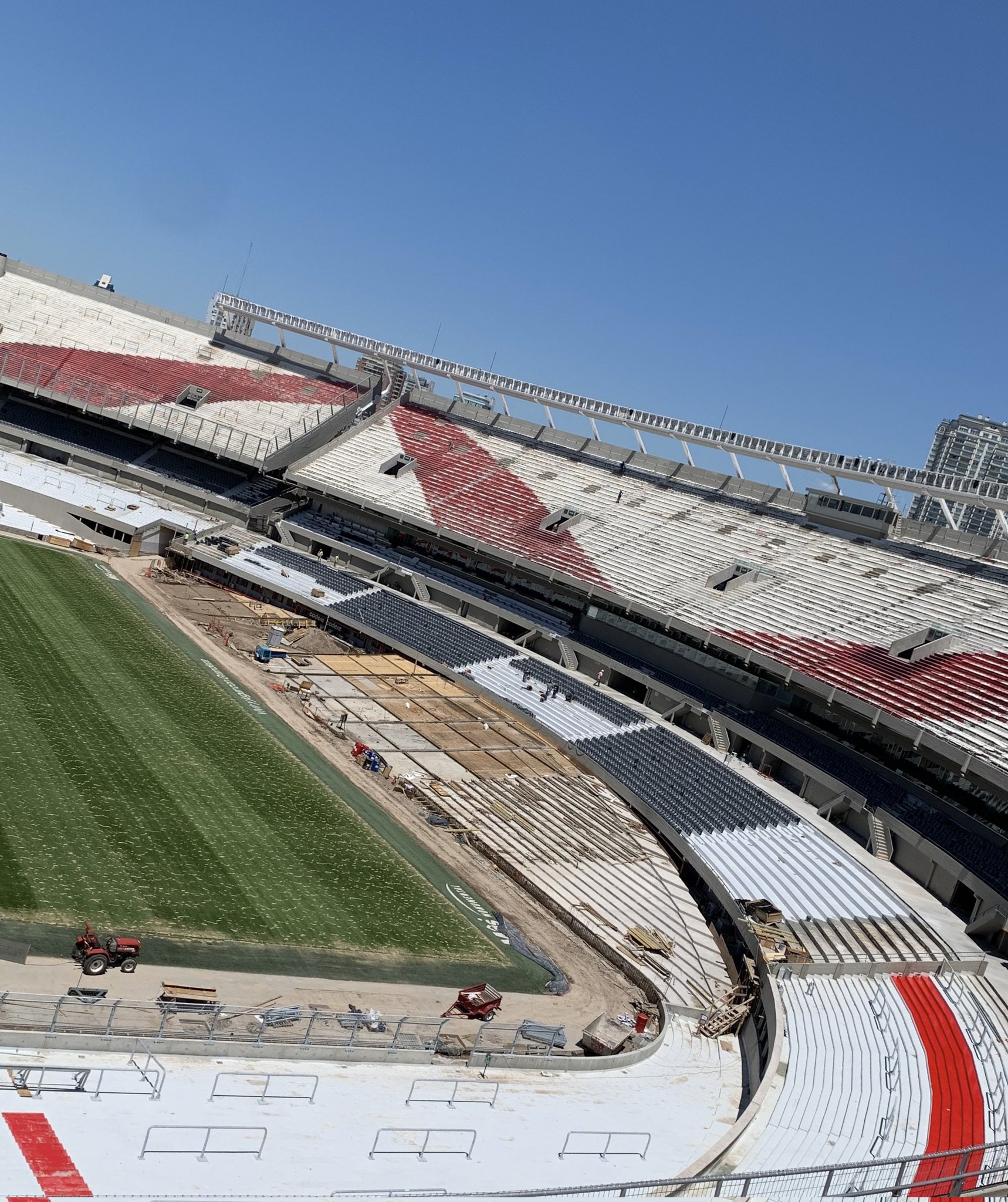 Avanza a gran ritmo la colocación de las nuevas butacas en las tribunas Belgrano Media y Baja(TW: @ObrasRiverPlate)