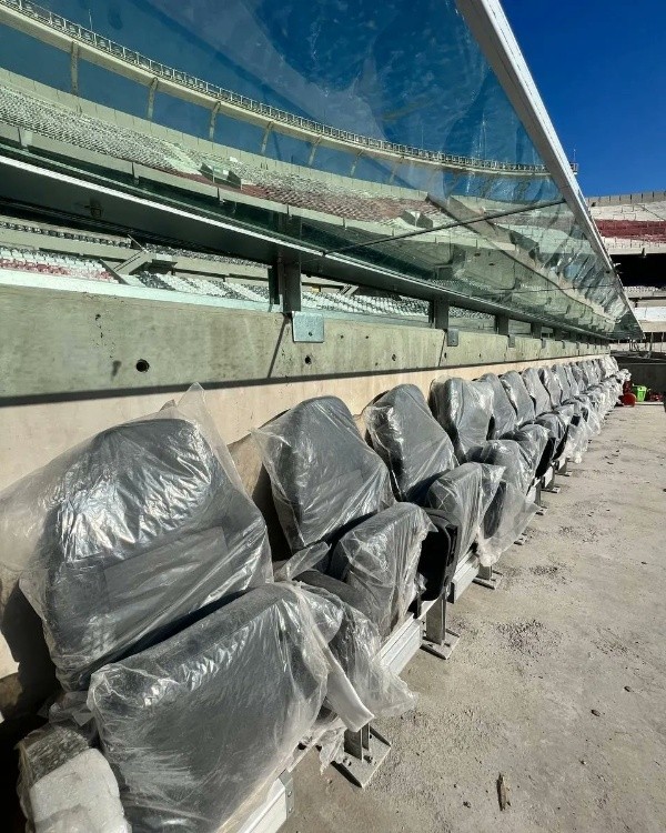 Los nuevos bancos de suplentes, que serán estrenados el domingo ante Argentinos(TW: @ObrasRiverPlate)
