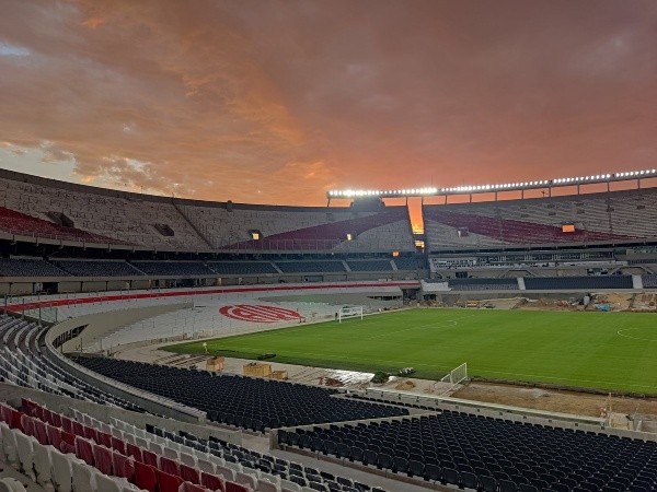 Vista de la tribuna Centenario, ya con las nuevas butacas instalados en el sector medio y próximamente a ser colocados en el sector alto. (Foto: @obrasriverplate)
