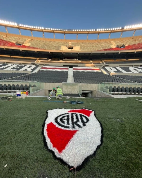 El escudo de River que estará a la salida del túnel único.